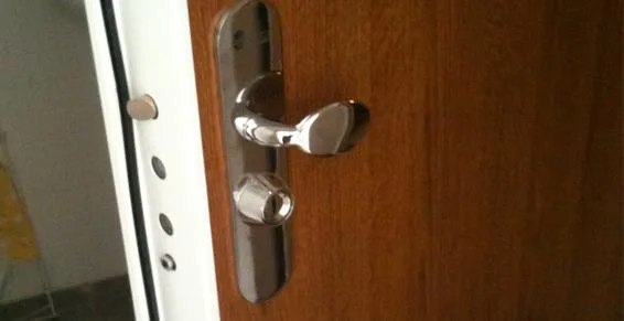 Serrure de haute sécurité posée sur une porte blindée finition bois